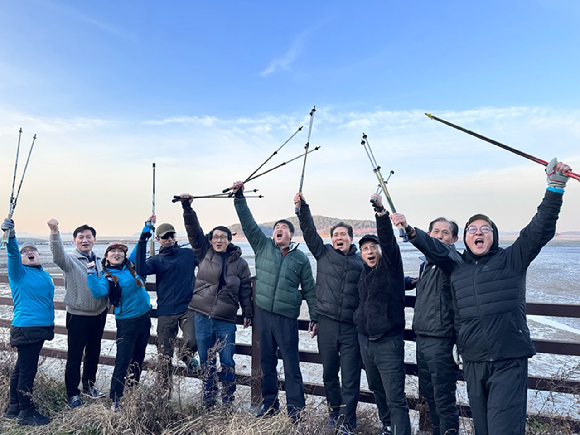 노르딕워킹 지도자양성과정 참가자들이 기념사진을 촬영하고 있다. [사진=한국노르딕워킹협회]