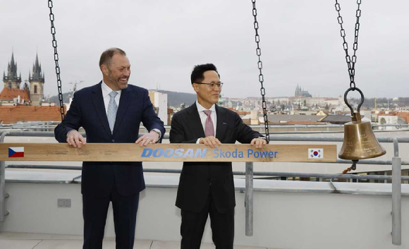 지난 6일(현지시간) 체코 프라하 증권거래소에서 열린 두산스코다파워 상장 기념식에서 두산에너빌리티 박상현 사장(오른쪽)과 프라하 증권거래소 페트르 코블리츠 CEO가 증시 상장을 알리는 종을 울리고 있다. [사진=두산스코다파워]