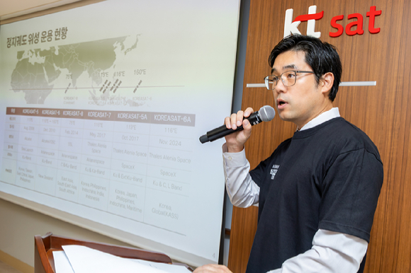 25일 경기 용인시 kt sat 용인관제센터에서 접시형 안테나의 방위각 조정을 시연하고 있다. [사진=KT]