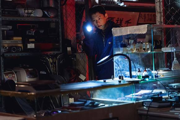 배우 김성철이 디즈니+ 시리즈 '골드랜드'에서 열연하고 있다. [사진=월트디즈니 컴퍼니 코리아]