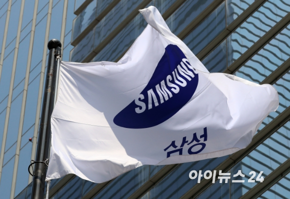 삼성전자 서울 본사에 걸린 삼성 깃발이 펄럭이고 있다. [사진=아이뉴스24 DB]