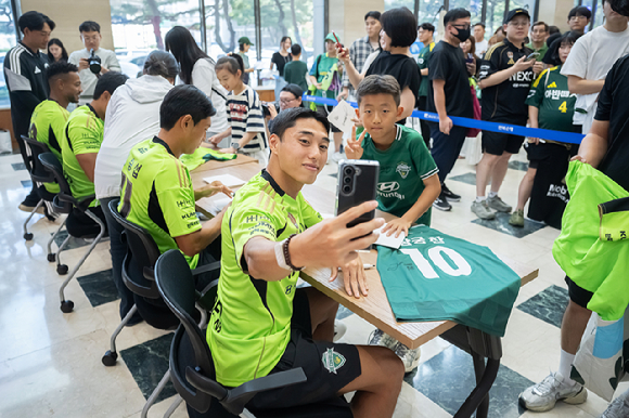 전북은행이 본점 1층 JB스퀘어에서&lsquo;2026 전북현대모터스FC 팬 사인회&rsquo;를 개최했다. [사진=전북은행]