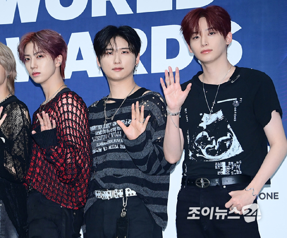 그룹 크래비티(CRAVITY)가 21일 오후 서울 잠실실내체육관에서 열린 '2025 케이 월드 드림 어워즈'(2025 K WORLD DREAM AWARDS)에 블루카펫 행사에 참석하고 있다. [사진=정소희 기자]