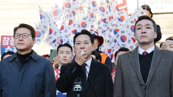 국민의힘 장동혁 대표가 28일 6&middot;3 지방선거 투표용지 부족 사태 등을 수사하는 이태한 선거관리위원회 특별검사팀의 서울 잠실 올림픽 공원 투표지 공개검증 현장을 찾아 기자회견을 하고 있다. 2026.10.28 [사진=연합뉴스]