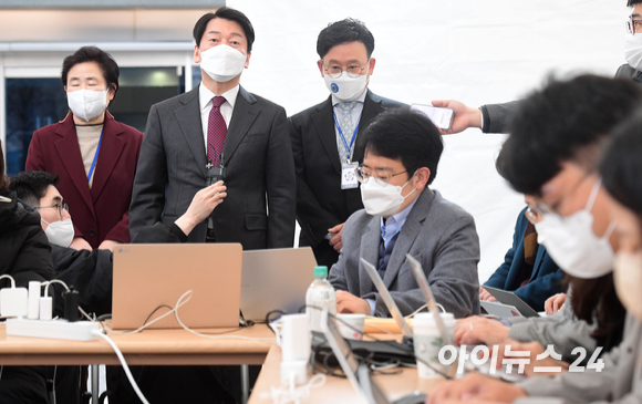 안철수 대통령직인수위원장이 24일 서울 종로구 통의동 인수위 천막 기자실을 방문해 인수위의 법무부 업무보고 유예와 관련해 입장을 밝히고 있다. [사진=국회사진취재단]