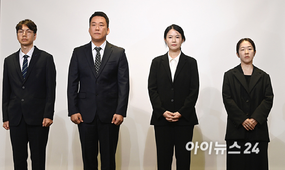 최주희 티빙 대표를 비롯한 주요 경영진이 3일 서울 중구 코리아나호텔에서 열린 사이버 침해사고 정보보안 강화 및 고객 보상 설명회에서 공식 사과를 하고 있다. 왼쪽부터 조성대 네트워크기술본부장, 고민석 부사장, 최 대표, 장현경 사업관리본부장. [사진=곽영래 기자]