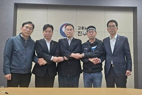 BGF 로지스와 민주노총 화물연대가 29일 경남 진주시 고용노동부 진주지청에서 단체 합의서에 잠정 합의하고 있다. [사진=화물연대]