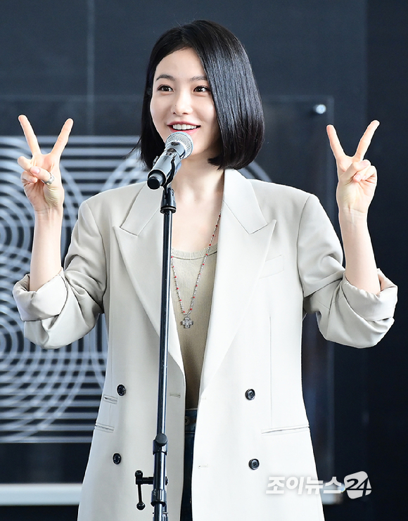 배우 신예은이 18일 부산광역시 해운대구 우동 영화의 전당에서 열린 제30회 부산국제영화제(BIFF) 디즈니+ 시리즈 '탁류' 야외무대인사 행사에 참석하고 있다. [사진=정소희 기자]