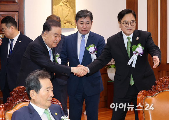 우원식 국회의장이 17일 국회에서 열린 제77주년 제헌절 경축식에 앞서 전직 국회의장 등 원로들과 인사하고 있다. [사진=곽영래 기자]
