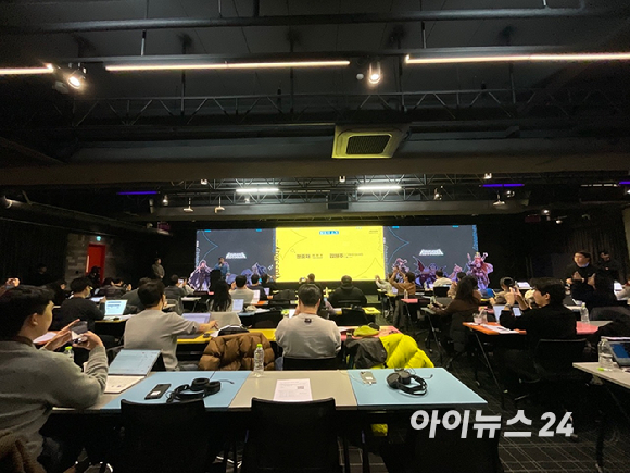 (왼쪽부터) 정중재 NHN 게임사업실장, 링게임즈의 김원주 PD, 김태헌 개발사업실장, [사진=문영수 기자]