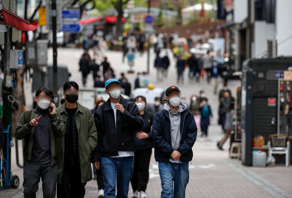 서울 중구 명동에서 마스크를 쓴 시민들이 이동하고 있다. [사진=뉴시스]