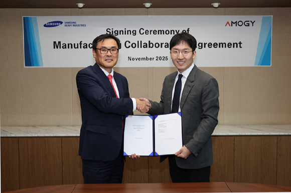 김경희 삼성중공업 부사장(왼쪽)과 우성훈 아모지 대표가 전략적 협력 계약 후 기념 촬영을 하고 있다. [사진=삼성중공업]
