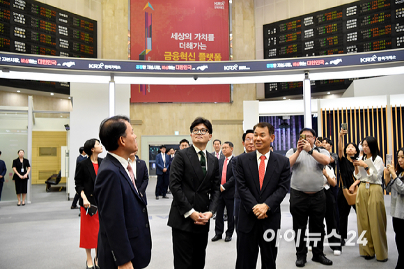 한동훈 국민의힘 대표가 27일 오전 서울 영등포구 한국거래소에서 열린 자본시장 관계자와의 현장간담회에 앞서 정은보 한국거래소 이사장의 설명을 들으며 홍보관을 둘러보고 있다. [사진=곽영래 기자]