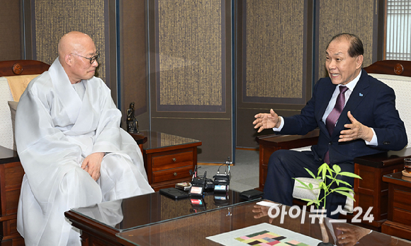 황우여 국민의힘 비상대책위원장이 20일 서울 종로구 한국불교역사 문화기념관에서 대한불교조계종 총무원장 진우스님과 만나 환담을 나누고 있다. [사진=국회사진취재단]