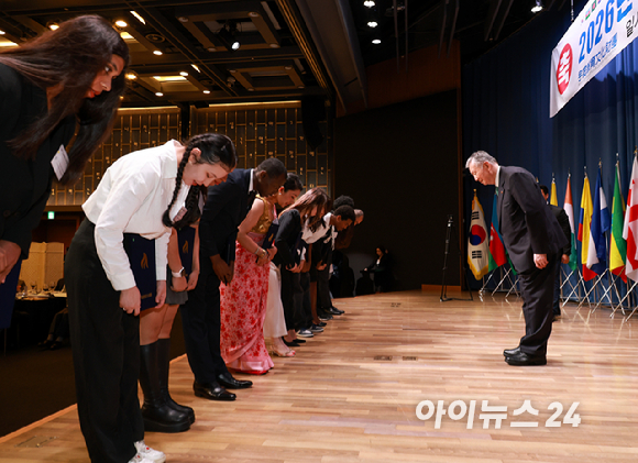 이중근 부영그룹 회장 겸 우정교육문화재단 이사장이 26일 서울 중구 대한상공회의소 국제회의장에서 열린 '2026년 제2학기 장학금 수여식'에 참석해 외국인 장학생들과 기념촬영하고 있다. [사진=정소희 기자]
