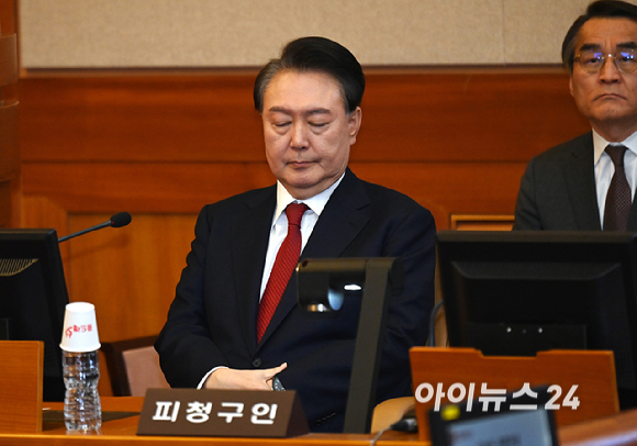 윤석열 대통령이 6일 서울 종로구 헌법재판소 대심판정에서 열린 탄핵 심판 6차 변론에 출석하고 있다. [사진=사진공동취재단]