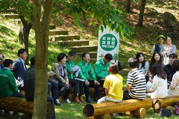 남성현 산림청장이 13일 충북 청주시 구룡유아숲체험원에서 유아숲체험원 관계자들과 유아숲체험원 운영 활성화 방안에 대해 논의하고 있다. [사진=산림청]