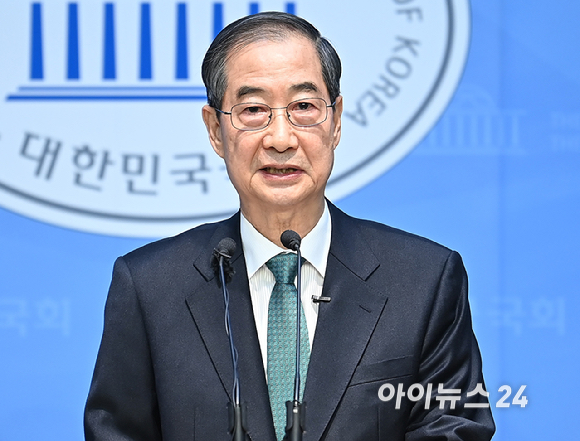 한덕수 전 국무총리가 2일 오전 서울 여의도 국회 소통관에서 출마 선언을 하고 있다. [사진=곽영래 기자]