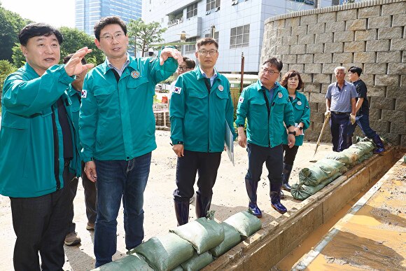 이상일 용인특례시장이 지난 19일 집중호우로 인해 사면이 붕괴하고 토사가 유출된 기흥구 중동 공사현장을 방문해 대책 마련을 주문하고 있다. [사진=용인특례시]