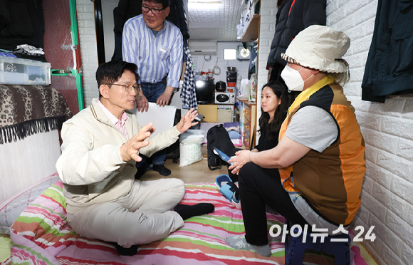김문수 국민의힘 대선 후보가 20일 서울 영등포 쪽방촌을 방문해 한 어르신과 이야기를 나누고 있다. [사진=곽영래 기자]
