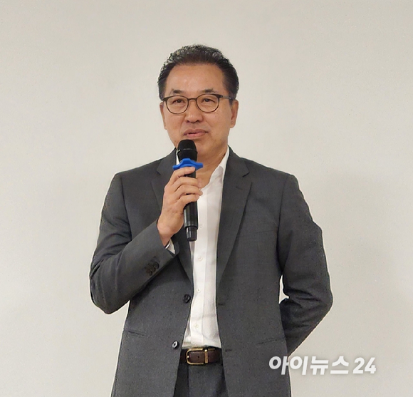 정준호 롯데백화점 대표가 브리핑에서 발표하고 있다. [사진=구서윤 기자]