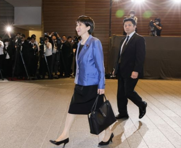 다카이치 사나에 일본 총리가 지난 21일 검은색 도트백을 들고 도쿄 총리 관저에 들어서고 있다. [사진=일본 총리 관저 홈페이지]