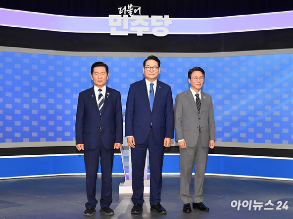 정청래(왼쪽부터)&middot;송영길&middot;김민석 더불어민주당 당 대표 후보가 12일 서울 목동 SBS에서 열린 당 대표 후보자 토론회에 앞서 기념촬영을 하고 있다. [사진=곽영래 기자]