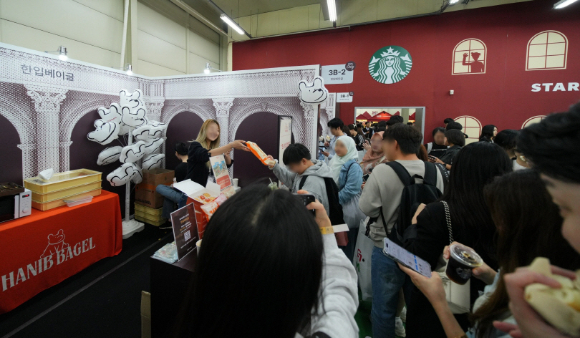 SSG닷컴 오프라인 페스타 '미지엄'에 참석한 관람객들이 브랜드사 부스를 둘러보는 모습. [사진=SSG닷컴]