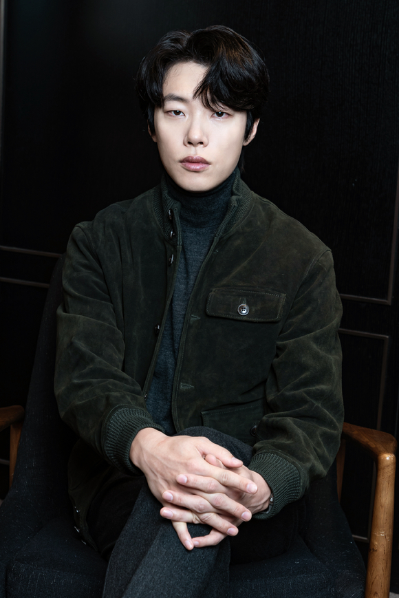 배우 류준열이 영화 '올빼미' 인터뷰에 앞서 포즈를 취하고 있다. [사진=NEW]