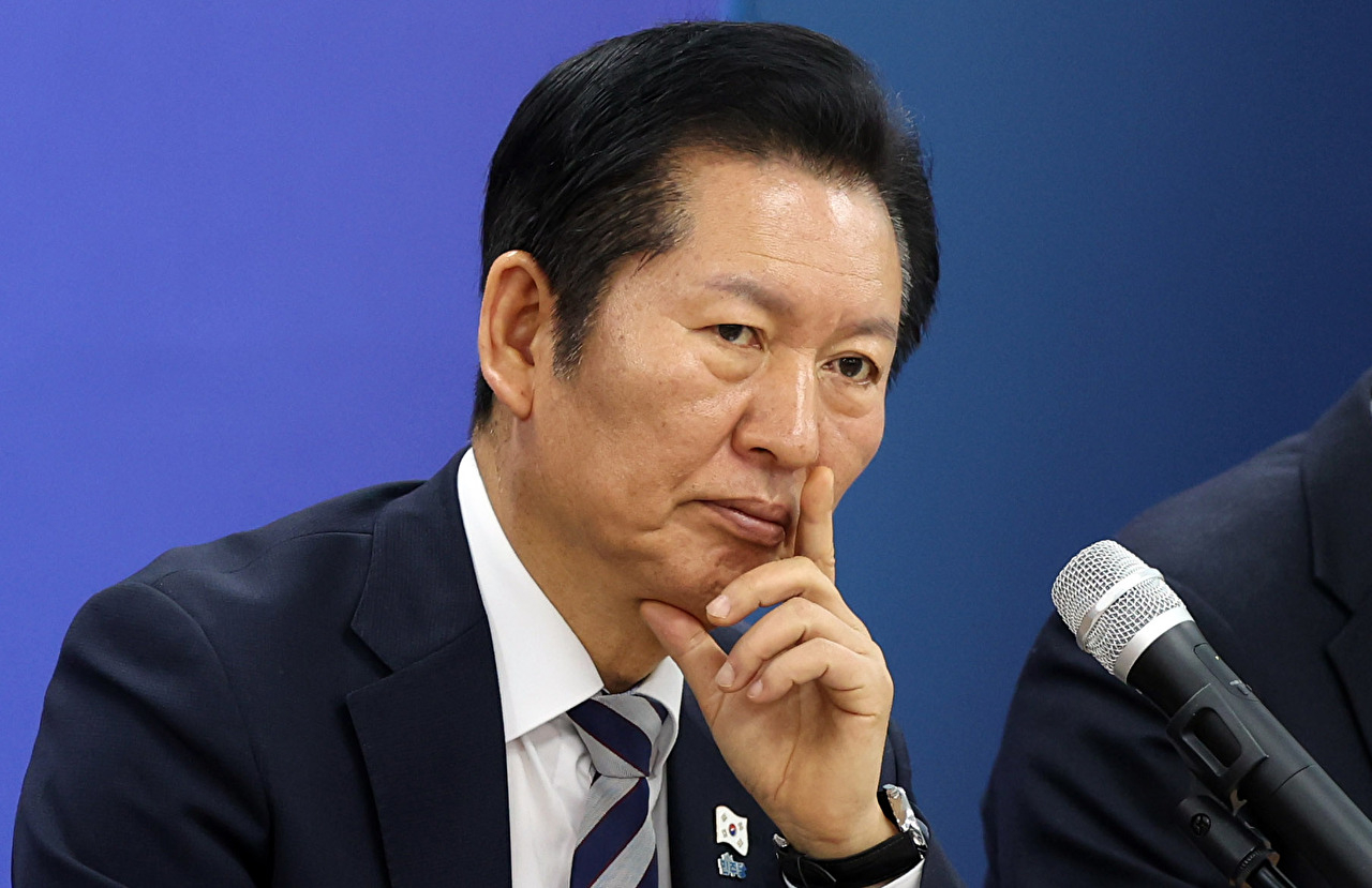 더불어민주당 정청래 대표가 9일 오전 경남 창원시 의창구 더불어민주당 경남도당에서 열린 '경남 현장 최고위원회의'에서 지역 위원장 발언을 경청하고 있다. 2026.1.9 [사진=연합뉴스]