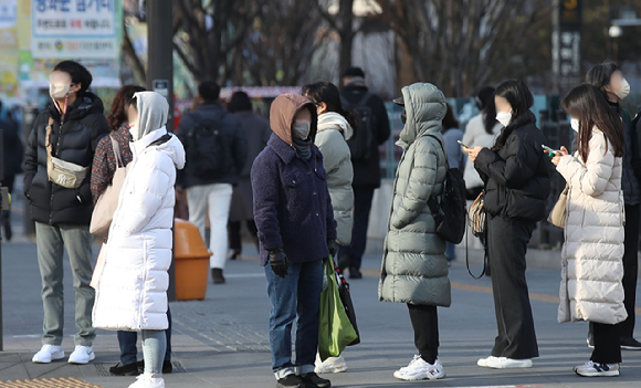 수요일인 20일은 전국이 대체로 맑은 가운데 찬 공기가 남하하고 바람이 강하게 불면서 춥겠다. 전국 아침 영하권 날씨를 보인 지난 13일 서울 세종로사거리에서 시민들이 두꺼운 겉옷을 입고 걸어가고 있다. [사진=뉴시스]