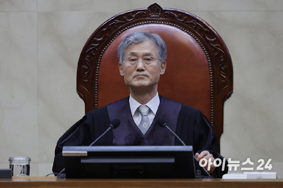 조희대 대법원장이 1일 오후 서울 서초구 대법원에서 이재명 더불어민주당 대선 후보의 공직선거법 위반 사건 상고심 선고를 위해 재판을 준비하고 있다. [사진=사진공동취재단]