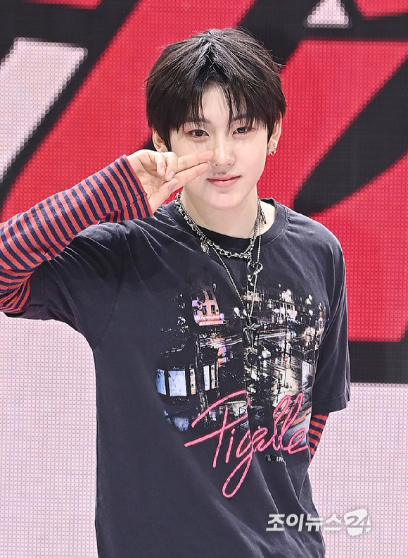 그룹 킥플립(KickFlip) 계훈이 22일 오전 서울 광진구 예스24 라이브홀에서 열린 세 번째 미니 앨범 'My First Flip'(마이 퍼스트 플립) 발매 기념 쇼케이스에서 포토타임을 갖고 있다. [사진=곽영래 기자]