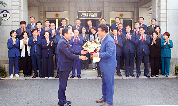 대구 군위군 편입에 따른 박창석 도의원의 대구시의회 입성 환영식이 열리고 있다.  [사진=대구시의회]