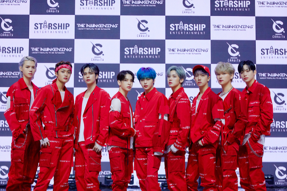 그룹 크래비티(CRAVITY)가 19일 오후 온라인으로 진행된 첫 정규앨범 파트 1 '디 어웨이크닝: 리튼 인 더 스타즈'(THE AWAKENING: Written in the stars)를 발매기념 쇼케이스에서 기념촬영을 하고 있다. [사진=스타쉽엔터테인먼트]