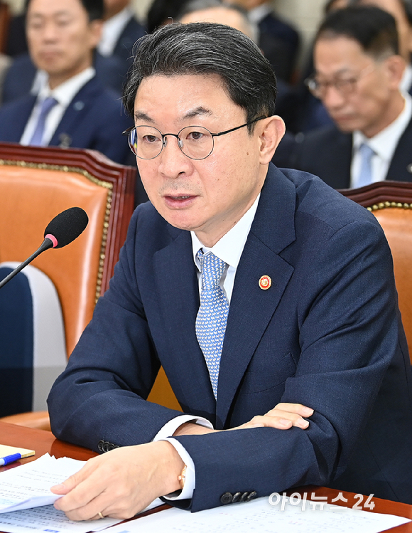 이억원 금융위원장이 20일 서울 여의도 국회 정무위원회에서 열린 금융위원회 등에 대한 국정감사에서 질의에 답변하고 있다. [사진=곽영래 기자]