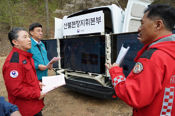 남성현 산림청장(왼쪽 첫번째)이 11일 경기도 광주시 퇴촌면 산불진화임도를 찾아 방세환 광주시장, 수원국유림관리소 관계자 등과 산림재난 대응 기반 시설과 산불대응 고성능 산불진화차 운영을 점검하고 있다. [사진=산림청]