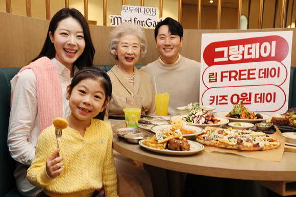 엠에프지코리아(MFG KOREA)가 24일 서울 매드포갈릭 영등포타임스퀘어점에서 모두의 다이닝 매드포갈릭 2026년 브랜드 미션 '매드포패밀리'를 공식 선언했다. 모델들이 포즈를 취하고 있다. [사진=매드포갈릭]