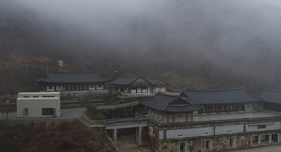 LG전자가 산불로 피해를 입은 경북 의성군 천년고찰 '고운사' 스님들을 위해 주거공간으로 쓸 수 있도록 LG스마트코티지를 기증했다. 사진은 고운사에 설치된 LG스마트코티지. [사진=LG전자]