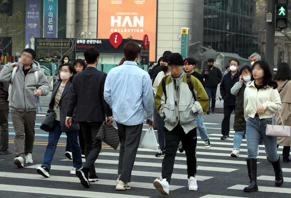 서울 종로구 광화문 네거리에서 시민들이 출근길 발걸음을 재촉하고 있다. [사진=뉴시스]