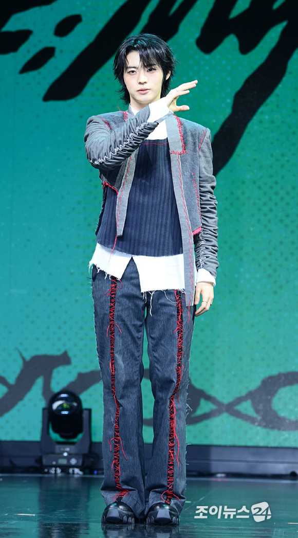 그룹 온앤오프 효진이 17일 서울 마포구 상암동 큐브컨벤션에서 진행된 ONF(온앤오프) 정규 2집 Part.2 'ONF:MY SELF' 쇼케이스에 참석하고 있다. [사진=정소희 기자]