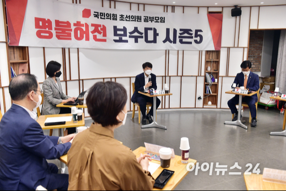 이준석 국민의힘 대표가 15일 서울 여의도 한 카페에서 열린 국민의힘 초선의원 공부모임 '명불허전 보수다 시즌5'에서 강연을 하고 있다.