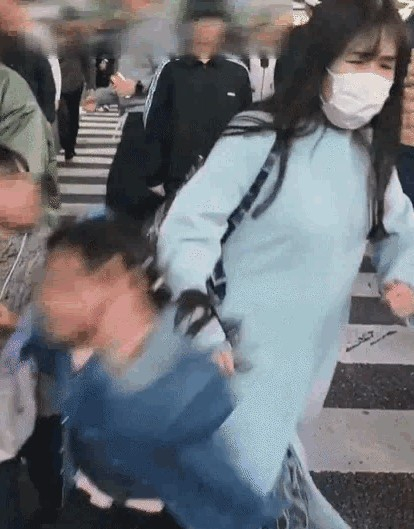 일본 도쿄 시부야에서 대만 어린이를 밀친 여성이 영상에 찍혀 논란이 됐다. [사진=SNS 캡처]