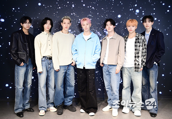 그룹 올아워즈(ALL(H)OURS)가 서울 성동구 성수동에 위치한 케이팝 체험 아카데미 케이팝아케이드에서 진행된 조이뉴스24와의 인터뷰에 앞서 포즈를 취하고 있다. [사진=정소희 기자]