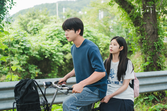 배우 박진영, 김민주, 김윤진 감독이 JTBC 금요시리즈 '샤이닝'에서 호흡을 맞추고 있다. [사진=SLL, 카카오엔터테인먼트]