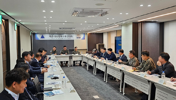 2일 서울 용산구 나인트리 프리미어 로카우스 호텔에서 육군본부 군수참모부 주관 'MRO 민군 협력 발전을 위한 방산업체 소통 간담회'가 진행되고 있다. [사진=한화에어로스페이스]