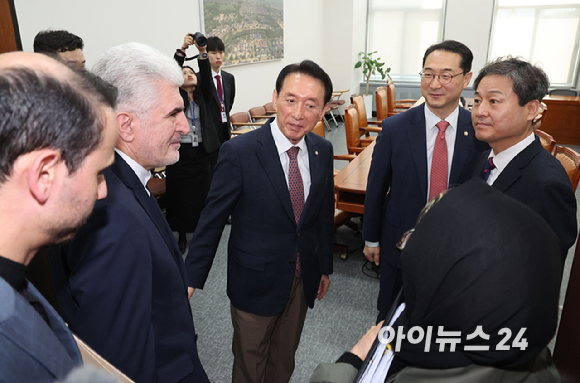 사이드 쿠제치 주한 이란 대사가 25일 오전 서울 여의도 국회에서 김석기 외교통일위원장과 김영배 외교통일위원회 여당 간사와 인사를 나누고 있다. [사진=정소희 기자]