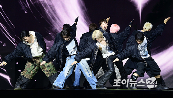 그룹 앤팀이 28일 오후 서울 용산구 한남동 블루스퀘어에서 열린 &TEAM(앤팀) 한국 데뷔 앨범 미니 1집 'Back to Life'(백 투 라이프)발매 기념 쇼케이스에 참석해 앨범과 동명의 타이틀곡 'Back to Life' 무대를 선보이고 있다. [사진=정소희 기자]