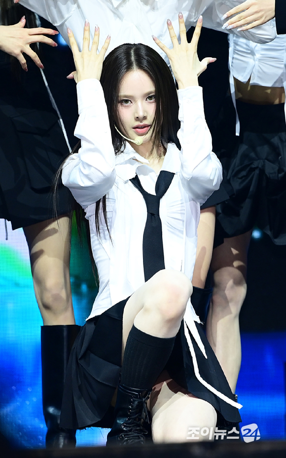 그룹 이즈나 방지민이 25일 오후 서울 광진구 광장동 예스24라이브홀에서 열린 izna(이즈나) 미니 1집 'N/a' 발매 기념 데뷔 쇼케이스에 참석해 멋진 무대를 선보이고 있다. [사진=정소희 기자]