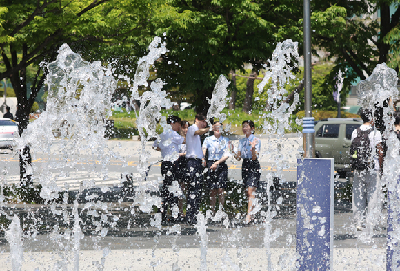 무더운 날씨를 보인 14일 부산 남구 국립부경대학교 대연캠퍼스 내 한어울터 분수대가 가동돼 시원한 물줄기를 뿜고 있다. 2025.5.14 [사진=연합뉴스]